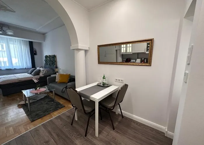 Elegant In The Centre With Ac דירה